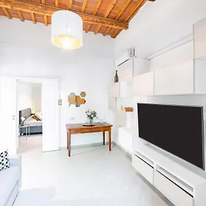 Hostly-Garden House San Lorenzo-Few Steps To Tower